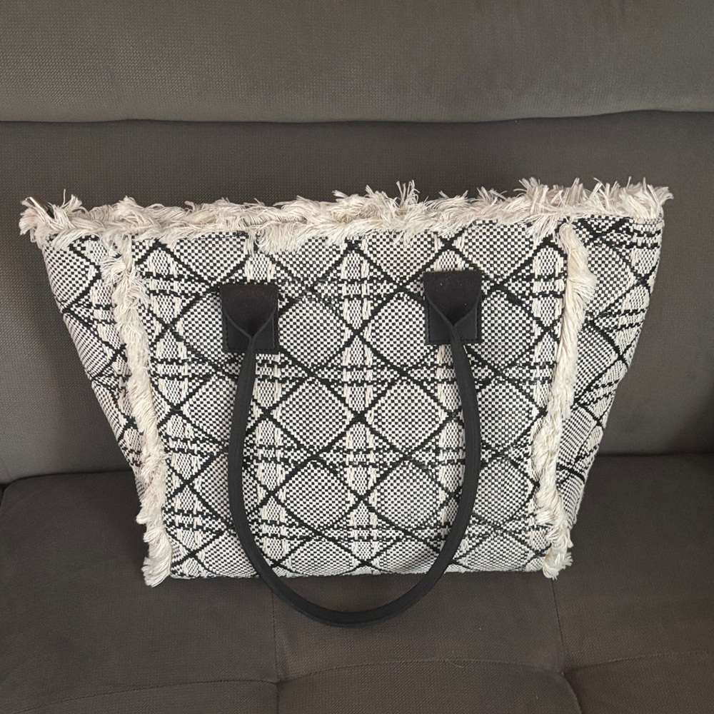 ❤️ Black and White Women's Tote Bag